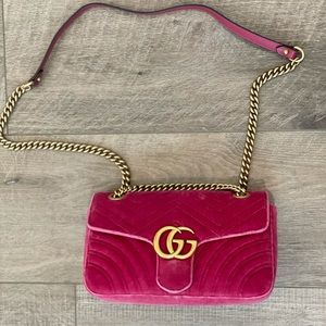 VERY GENTLY USED, LIKE NEW Gucci GG Marmont Small Bag